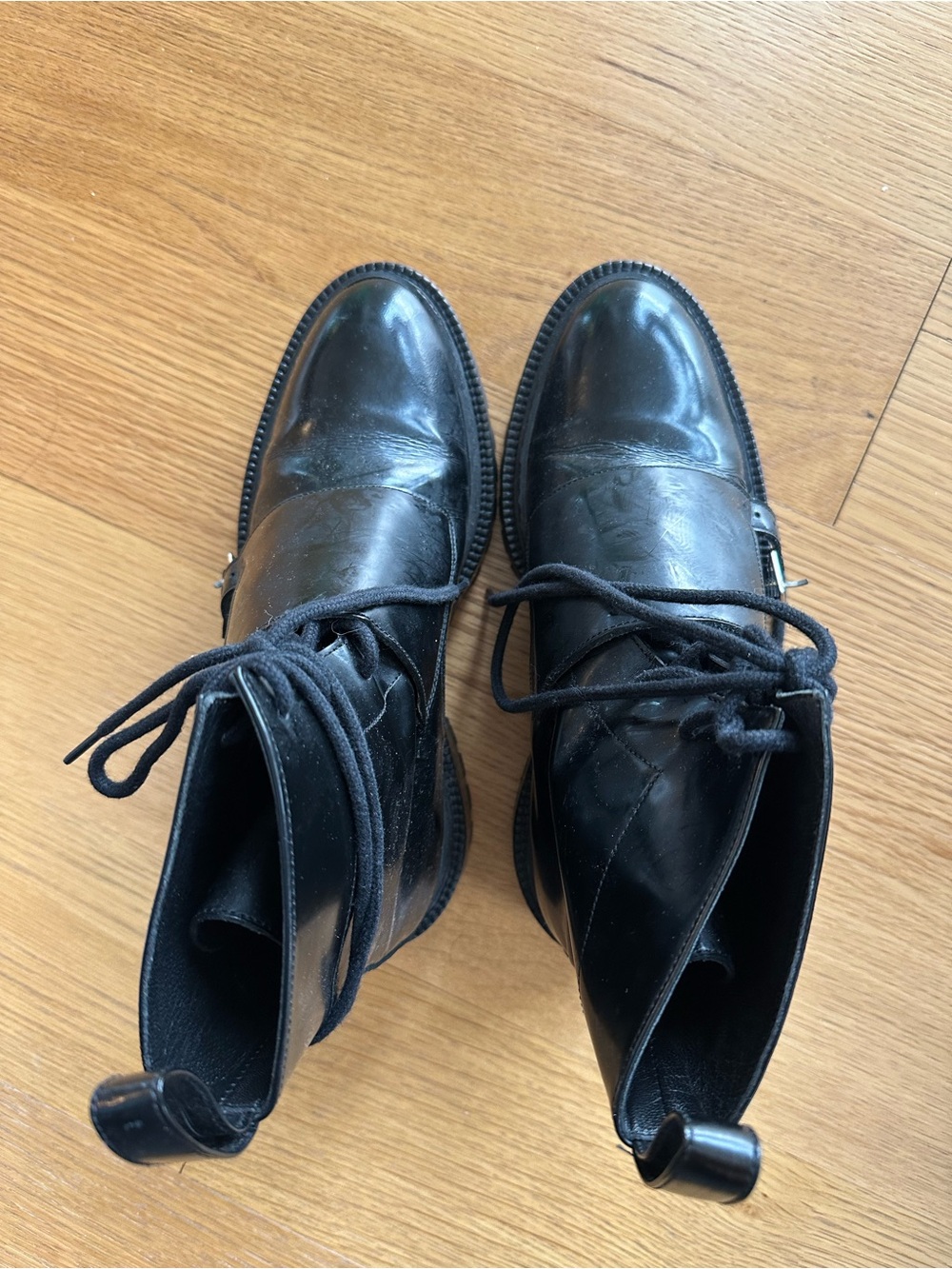 Wonen’s Black Leather Lace-Up Boots